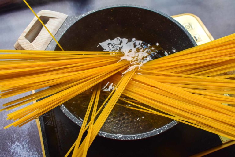 Adding spaghetti to a boiling water